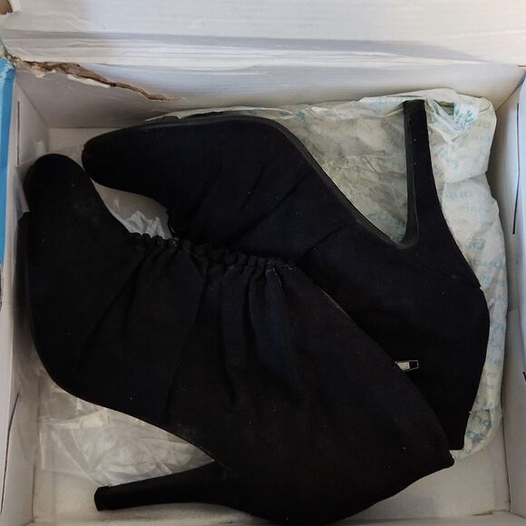 Size 7 black booties ruched scrunched heels side zipper suede spring brand preow - Picture 17 of 17